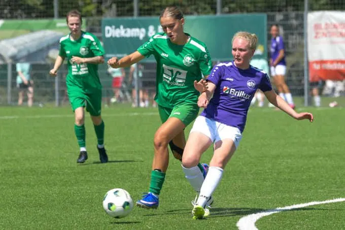 Kira Lake (l.) und die erste Damenmannschaft der DJK Arminia Ibbenbüren mussten ganz schön ackern beim Sommercup in Schierloh. Gegen Wacker Mecklenbeck gab es eine 2:3-Niederlage.