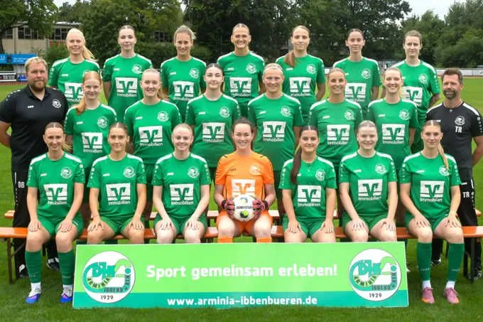 Der Westfalenliga-Kader der Fußballfrauen der DJK Arminia Ibbenbüren für die Saison 2026/27 (oben v.l.): Julia Dortmann, Sarah Bladt, Daria Schmidt, Sophia Steinemann, Nora Balsliemke, Pia Bernardy, Haley Flatemersch; Mitte v. l.: Torwarttrainer Daniel Brink, Sophie Thalmann, Kim Lorenz, Frieda Stockmann, Laura Stegemann, Dana Gilhaus, Leonie Seeliger, Dirk Bessler; Unten v. l.: Sofia Rieke, Kira Lake, Ina Kölker, Madita Brügge, Sara Qoraj, Svea Eggemeier, Clara Ennen.