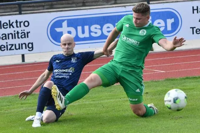 Florian Lubinski (r.) und Grün-Weiß Steinbeck wollen im Aufsteigerduell und Derby gegen Uffeln punkten.
