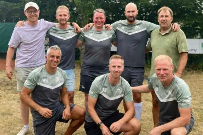 Sie haben sich den Aufstieg in die Bezirksklasse redlich verdient: die Tennisherren 40 der DJK Arminia Ibbenbüren.