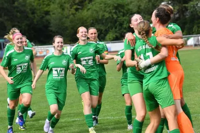 Riesengroß war der Jubel bei den DJK-Frauen nach dem Überraschungserfolg gegen Freudenberg.