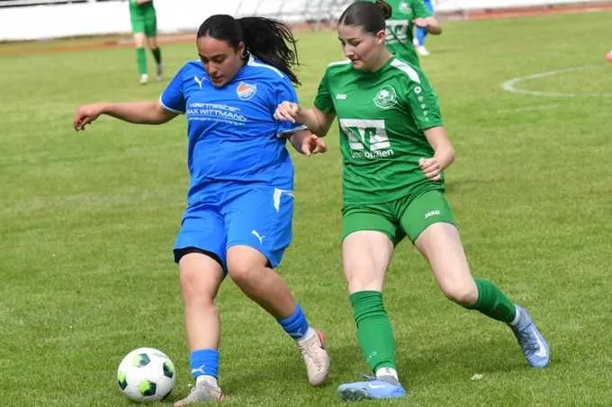 Frida Stockmann (r.) und die DJK-Frauen brennen auf Wiedergutmachung gegen Fortuna Freudenberg (blaue Trikots).