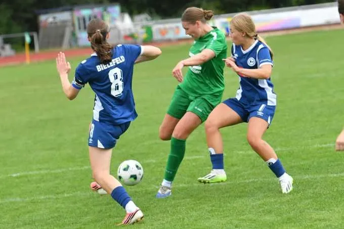 Jule Meyer (m.) und die DJK-Frauen brennen auf das Derby bei Germania Hauenhorst.