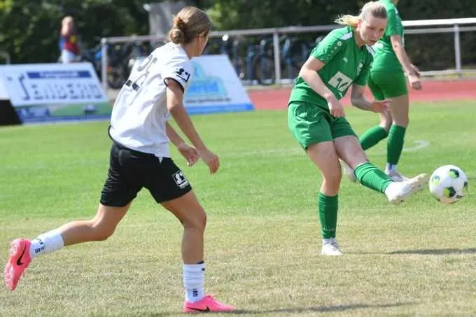 Auf Leonie Seeliger (r.) und die DJK-Frauen wartet mit Arminia Bielefelds U21 ein ganz dicker Brocken.