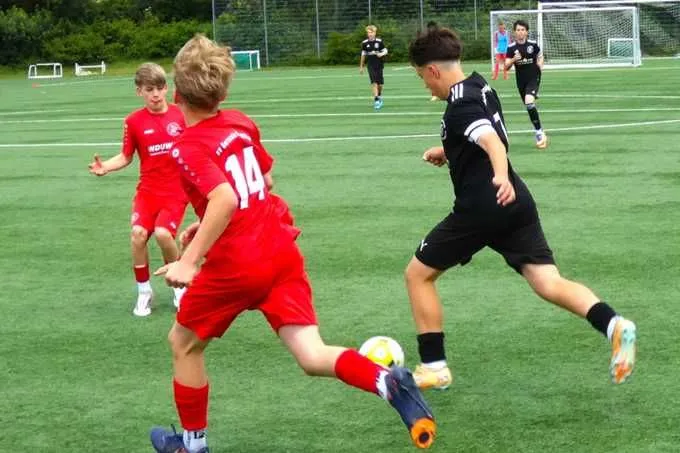 Ardit Qoraj (schwarzes Trikot) und die C-Junioren der Ibbenbürener SV gastieren zum Saisonauftakt am 12. September bei der JSG Herbern/Ascheberg.