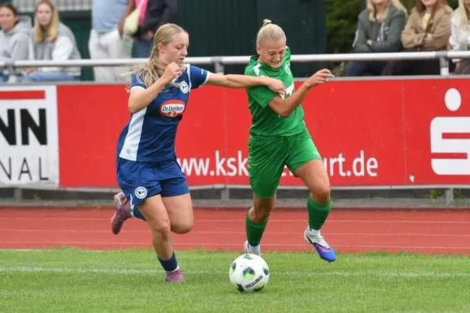Wie in dieser Szene Sophia Steinemann (r.) waren die DJK-Frauen oft einen Schritt schneller als die Bielefelderinnen.