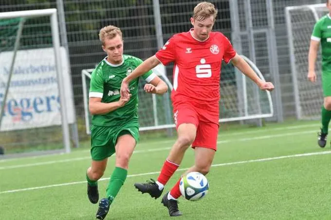 Sören Berlekamp (r.) und Eintracht Mettingen hoffen gegen Arminia Ibbenbüren auf den ersten Saisonerfolg.