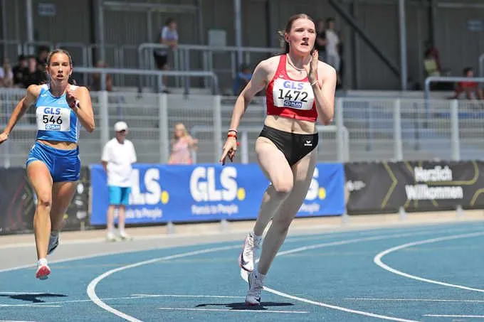 Sprinterin Lara Keller (r.) von der DJK Arminia Ibbenbüren überzeugte am Wochenende bei den Deutschen Meisterschaften der U20 in Wattenscheid. Trotz Gegenwind erreichte sie über 200 Meter ihre drittschnellste Zeit.
