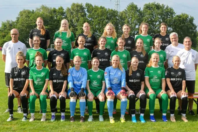 Arminia Ibbenbüren II: Obere Reihe v.l.: Luca Marie Theissing, Pia Freese, Tessa Kinzel, Leni Freese, Carla Kajüter, Fiona Heitkamp, Johanna Schulze-Bilk; mittlere Reihe v.l.: Trainer Frank Achtermann, Larissa Hoppe, Sophie Ebbeler, Lenya Wieschebrock, Annika Wennemann, Carla Rothe, Lotta Koldehoff, Sanja Steggemann, Co-Trainer Bernd Fenger, Co-Trainer Michael Brügge; untere Reihe v.l.: Antonia Hagedorn, Chiara Freude, Julinda Kameraj, Okka Merten, Eva Arentz, Elisa Fislage, Luna Ortmeier, Ida Lampe, Ronja Konermann.