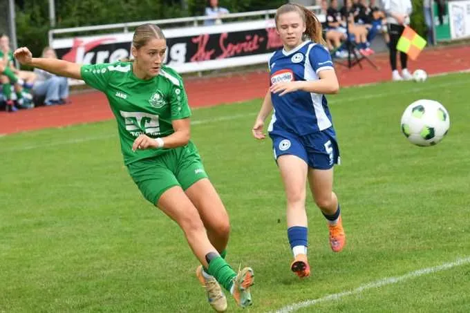 Kira Lake (l.) und die Frauen der DJK Arminia peilen gegen Amelsbüren die nächsten drei Zähler an.